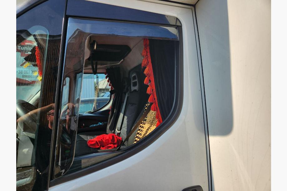 Iveco Daily 2014- Einschub-Windabweiser (halbtransparent, 2 Stk., Cagatay) Image