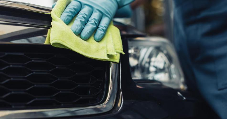 Wie reinigt man den Kühlergrill eines Autos richtig?