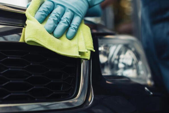 Wie reinigt man den Kühlergrill eines Autos richtig?