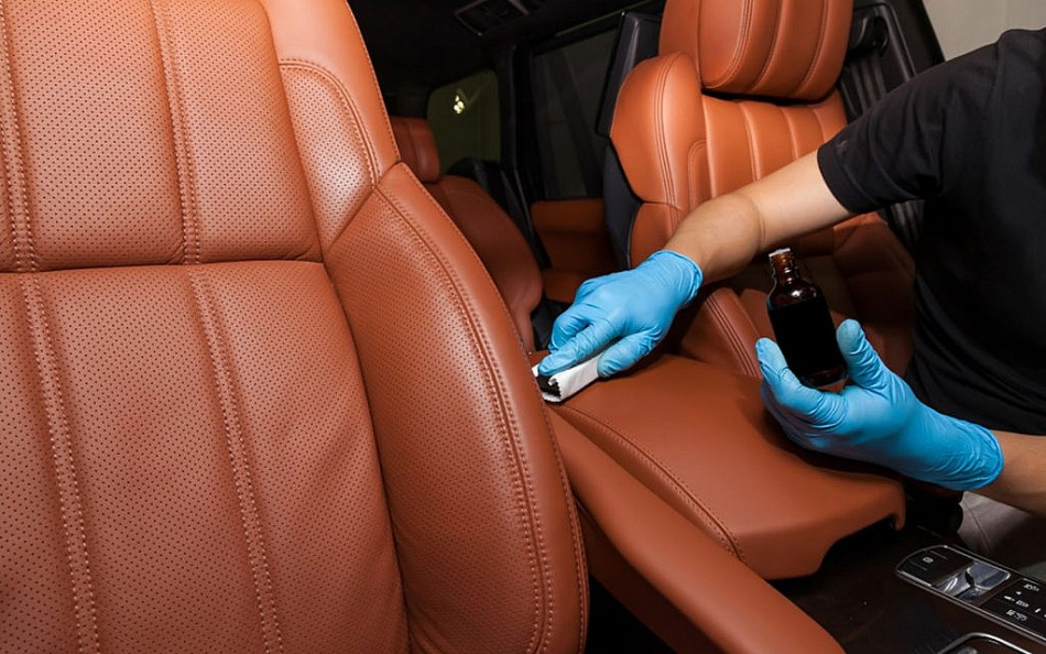 Was tun, wenn das Leder im Autoinnenraum rissig ist?