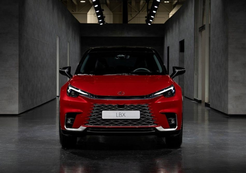 Testbericht zum Lexus LBX: eleganter und technologischer Kompakt-Crossover