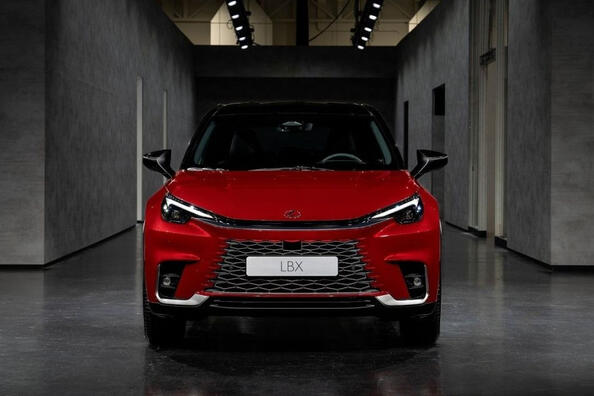 Testbericht zum Lexus LBX: eleganter und technologischer Kompakt-Crossover