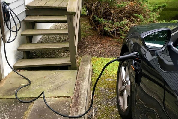 So nutzen Sie ein Elektroauto zur Stromversorgung des Hauses: Vorteile und Möglichkeiten