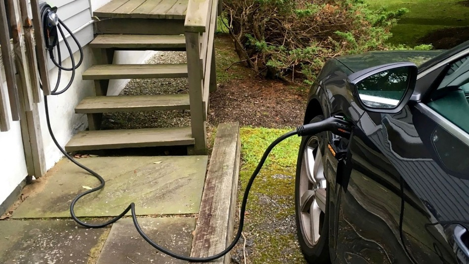 So nutzen Sie ein Elektroauto zur Stromversorgung des Hauses: Vorteile und Möglichkeiten