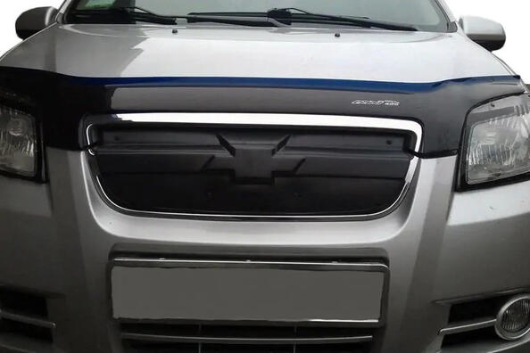 Wie schließt man den Kühlergrill eines Autos?