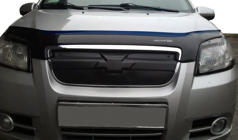Wie schließt man den Kühlergrill eines Autos?