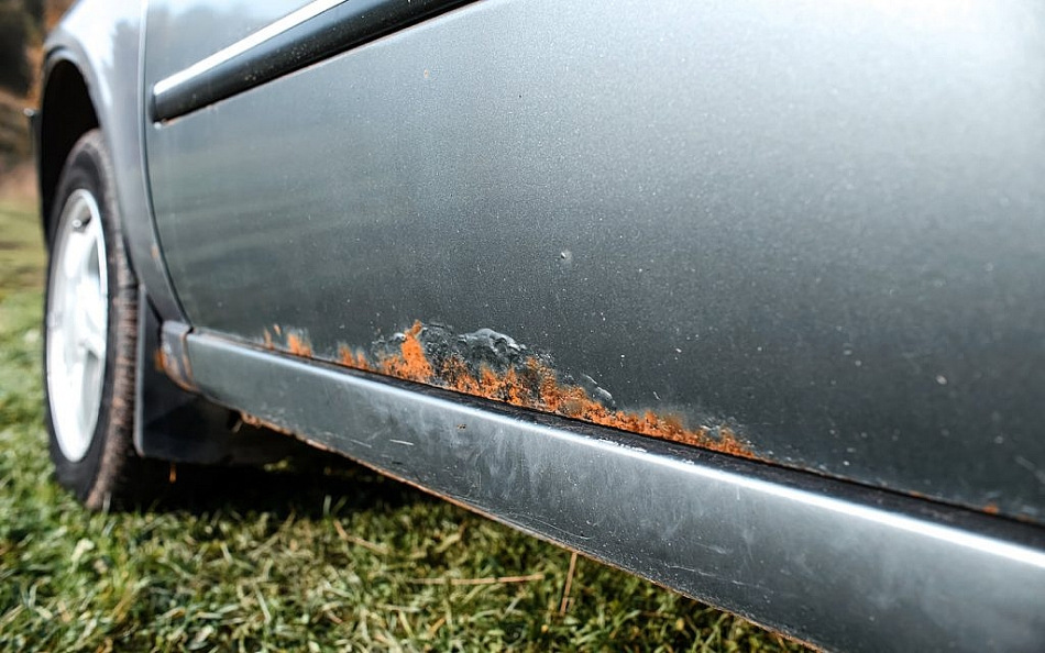 Wie entferne ich mit eigenen Händen Rost von einer Autokarosserie?