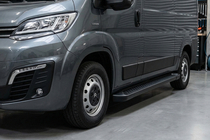 Opel Movano 2021- Trittbretter Allmond Black (2 Stk., Aluminium) Kurzer Radstand Foto 1
