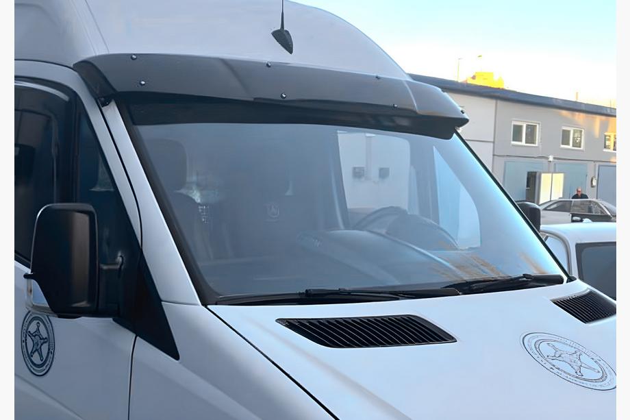 Mercedes Sprinter W906 2006–2018 Frontscheibenblende V-3 (schwarz glanz, 5mm) Image
