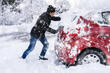 Wie zieht man ein Auto aus einer Schneewehe? Foto 1