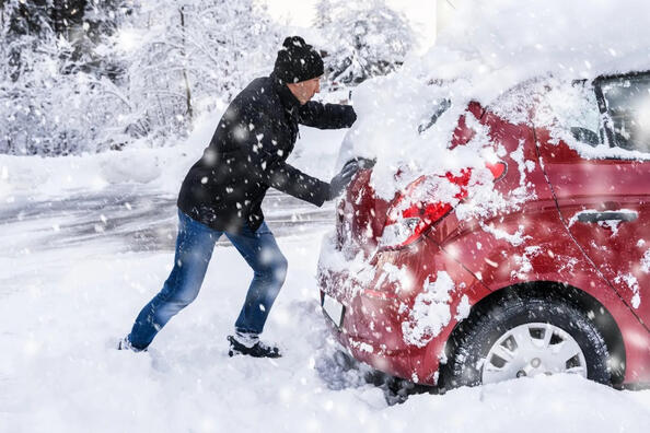 Wie zieht man ein Auto aus einer Schneewehe?