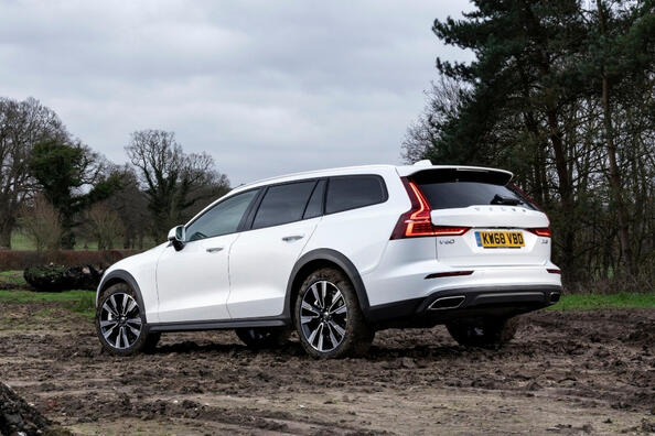 Volvo V60 Cross Country der zweiten Generation – ein hohes Maß an Komfort und Passierbarkeit Foto 2