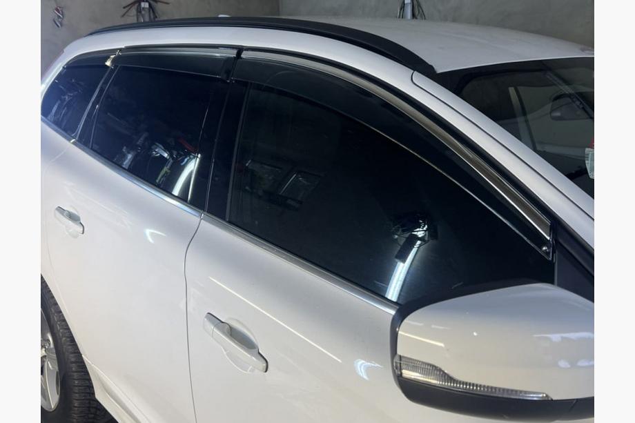 Volvo XC60 2009-2017 Windabweiser mit Chromleisten Niken Luxury (6 Stk) Image
