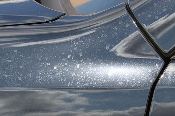 Kalk im Auto: Was ist das und wie wird man ihn los?
