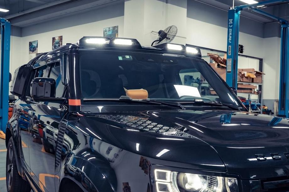 Land Rover Defender 2019- Windschutzscheiben-Visier mit 4 LED Foto 1
