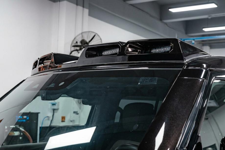 Land Rover Defender 2019- Windschutzscheiben-Visier mit 4 LED Foto 2