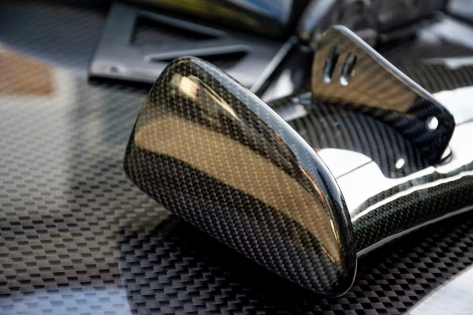Wie kombiniert man Glasfaser und Carbon beim Autotuning?