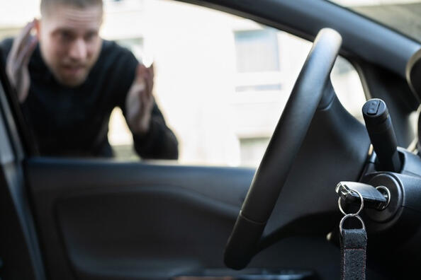 So öffnen Sie ein Auto mit verschlossenen Türen: Tipps und Tricks
