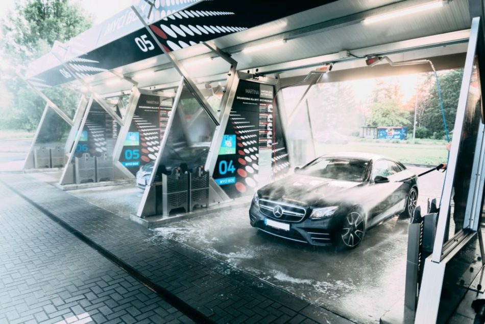 Wie wäscht man ein Auto richtig in einer SB-Waschanlage?