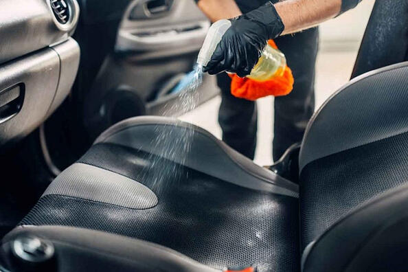 Wie reinigt man Stoffpolster im Autoinnenraum?