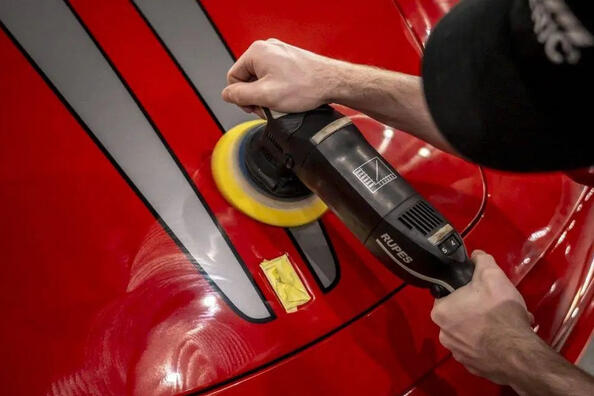 Warum kann häufiges Polieren des Autos schädlich sein?