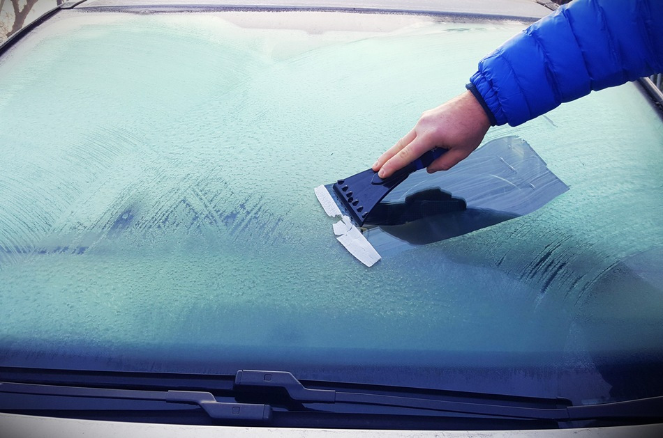 So befreien Sie Autoscheiben von Eis: effektive Methoden und Tipps