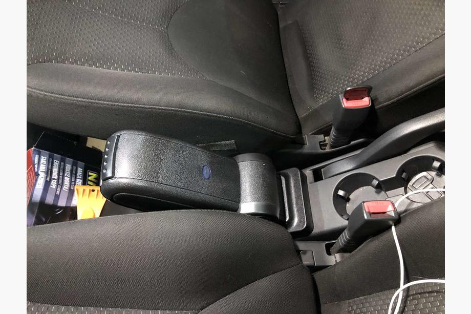 Hyundai Accent 2006-2010 Armlehne mit Becherhalter Foto 3