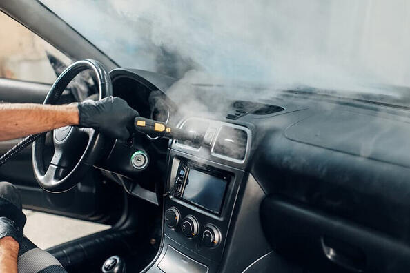 Muss ich den Autoinnenraum desinfizieren? Vor- und Nachteile abwägen