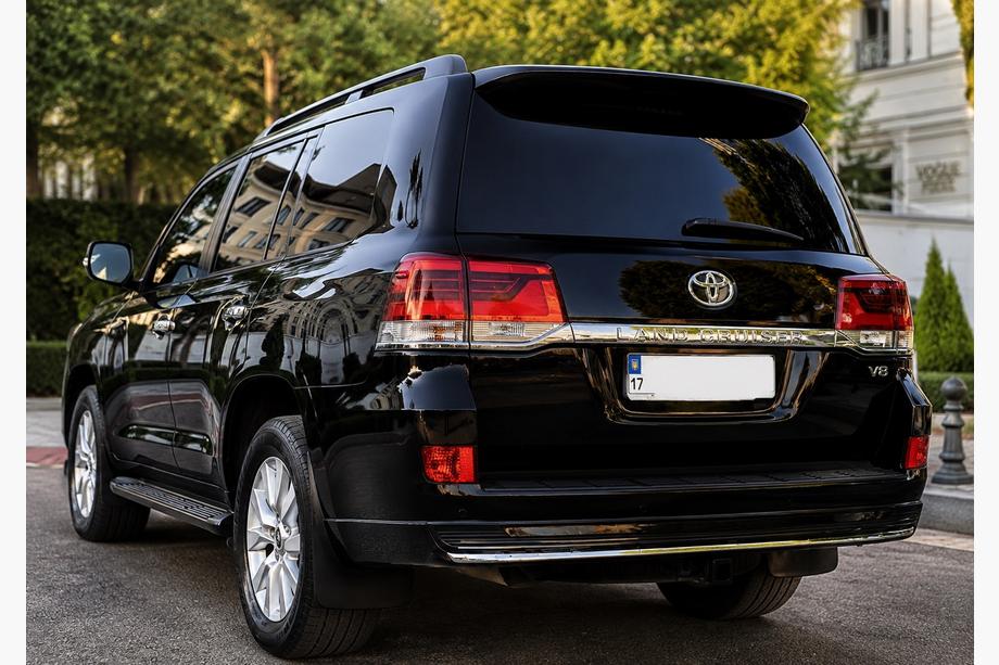 Toyota Land Cruiser 200 2007-2021 Heckblende mit Chrom 2016↗ (Executive 2019/2021) Foto 3
