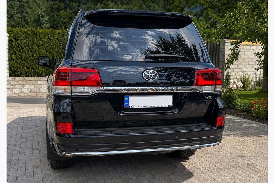 Toyota Land Cruiser 200 2007-2021 Heckblende mit Chrom 2016↗ (Executive 2019/2021) Foto 2