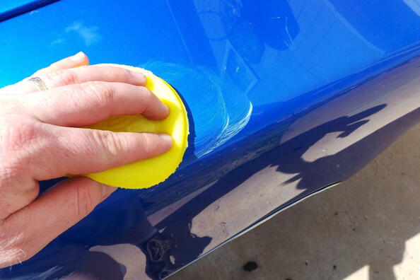 Kann ich auf ein nasses Auto normales Wachs auftragen?