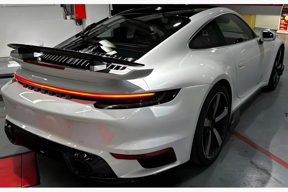 Porsche 911 (992) 2018– Hintere Stoßstange komplett Image