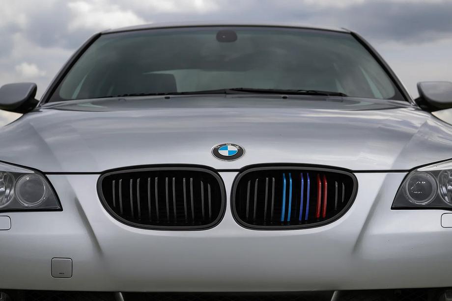 BMW 5 Series E60/E61 2003-2010 Nieren M-Look (M-Color) Image