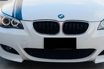 BMW 5 Series E60/E61 2003-2010 Nieren M-Look (Schwarz Glanz mit Chromrahmen) Foto 1