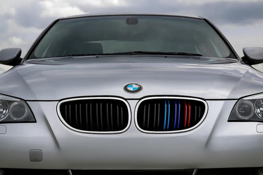 BMW 5 Series E60/E61 2003-2010 Nieren M-Look (M-Color mit Chromrahmen) Image