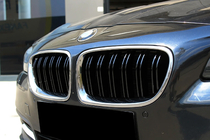 BMW 5 Series F10/F11 2010–2016 Nieren M-Look (Schwarz Glanz mit Chromrahmen) Foto 1