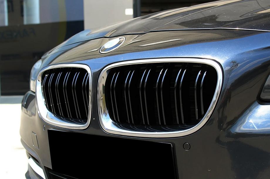 BMW 5 Series F10/F11 2010–2016 Nieren M-Look (Schwarz Glanz mit Chromrahmen) Image