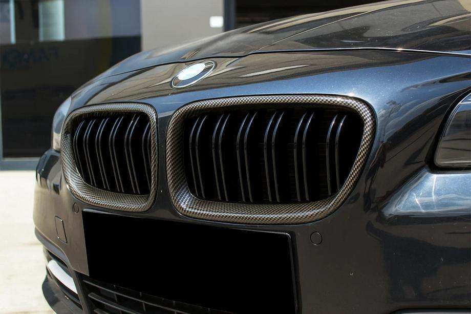 BMW 5 Series F10/F11 2010–2016 Nieren M-Look (schwarz glanz mit Carbon Wassertransferdruck) Foto 1