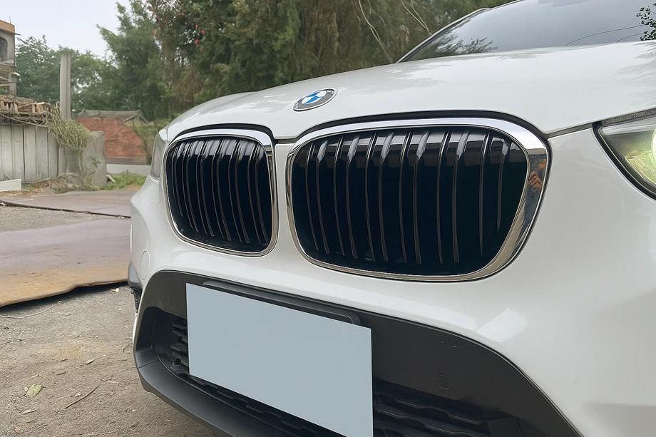 BMW X1 F48 2015-2022 Nieren M-Look (2015-2019, Schwarz Glanz mit Chromrahmen) Image