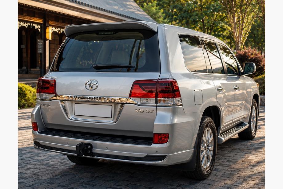 Toyota Land Cruiser 200 2007-2021 Heckschürze ohne Chrom 2016↗ (Executive 2019/2021, für Anhängerkupplung) Schwarz Foto 2
