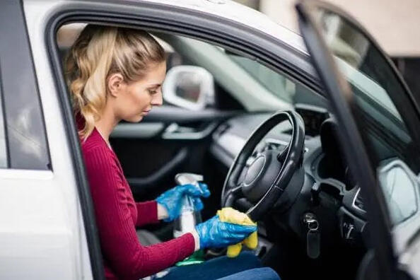 So entfernen Sie schnell den Feuchtigkeitsgeruch aus dem Autoinnenraum: Schritt-für-Schritt-Anleitung Foto 1