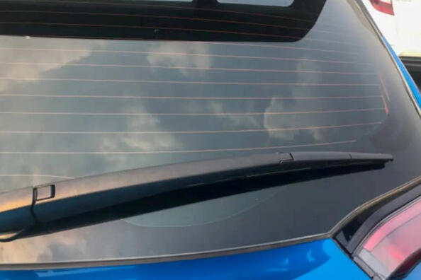 Vor- und Nachteile der Tönung der Heckscheibe eines Autos Foto 1