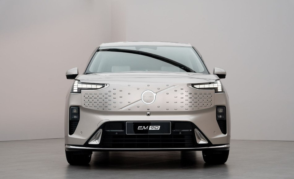 Testbericht zum elektrischen Minivan Volvo EM90