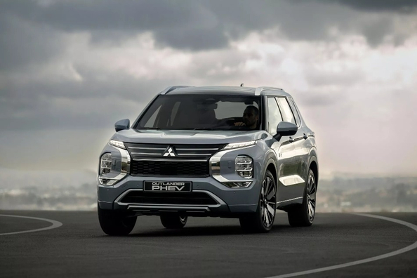 Mitsubishi Outlander PHEV 2024 Testbericht: Hybrid für lange Straßen