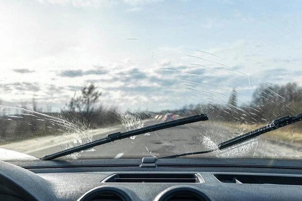 Warum zerkratzen Scheibenwischer Autoscheiben?