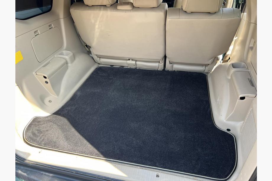 Toyota Land Cruiser Prado 120 2002-2009 Premium Kofferraummatte Textil Schwarz (5 oder 7 Sitze) Image