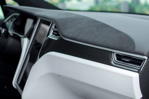 Warum knarrt das Armaturenbrett im Auto und wie kann man das beheben?