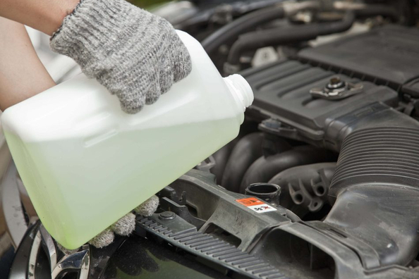 Wichtige Autoflüssigkeiten: Darauf muss jeder Fahrer achten