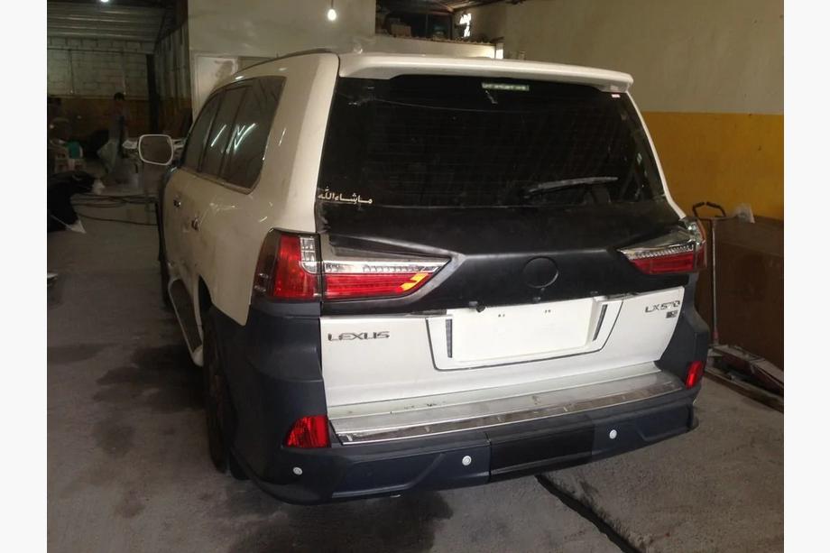 Lexus LX570/450d 2008-2022 Rückleuchten aus dem GBT Facelift-Set Innere linke Rückleuchte (Kofferraumdeckel) Image