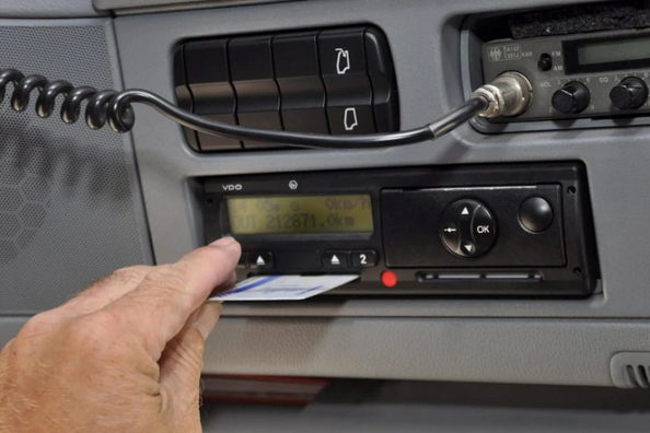 Was ist ein Fahrtenschreiber im Auto und wozu wird er benötigt? Foto 1